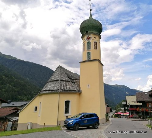 Taufe Sängerin mit Gitarre Musik Taufsängerin Tauffeier Vorarlberg