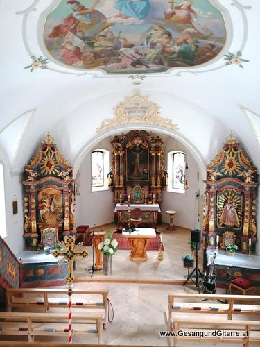 Taufe Sängerin mit Gitarre Musik Taufsängerin Tauffeier Vorarlberg