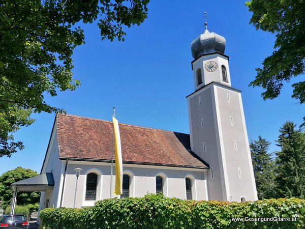 Taufsängerin Sängerin mit Gitarre Taufe Musik Taufmusik Bodensee Musikerin Gitarre Gesang Kirche Taufsängerin Meiningen Vorarlberg www.gesangundgitarre.at Gesang Gitarre Yvonne Brugger