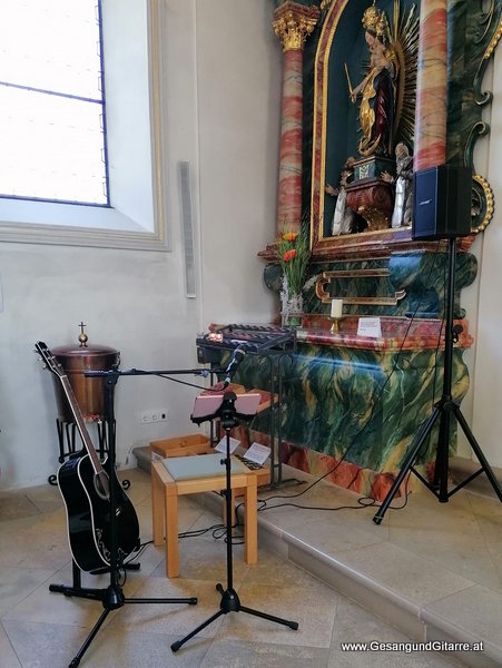 Taufsängerin Sängerin mit Gitarre Taufe Musik Taufmusik Bodensee Musikerin Gitarre Gesang Kirche Taufsängerin Meiningen Vorarlberg www.gesangundgitarre.at Gesang Gitarre Yvonne Brugger