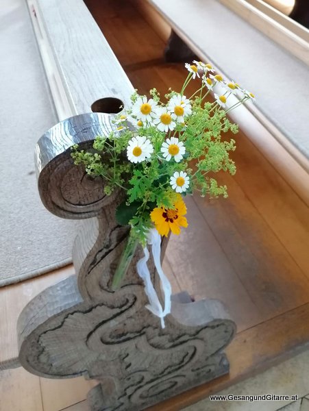 Taufsängerin Sängerin mit Gitarre Taufe Musik Taufmusik Bodensee Musikerin Gitarre Gesang Kirche Taufsängerin Meiningen Vorarlberg www.gesangundgitarre.at Gesang Gitarre Yvonne Brugger