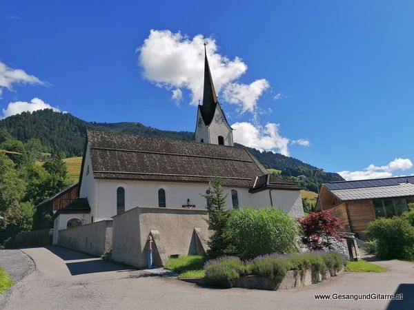Blons Taufsängerin Sängerin mit Gitarre Taufe Musik Taufmusik Musikerin Gitarre Gesang Kirche Taufsängerin Vorarlberg www.gesangundgitarre.at Gesang Gitarre Yvonne Brugger