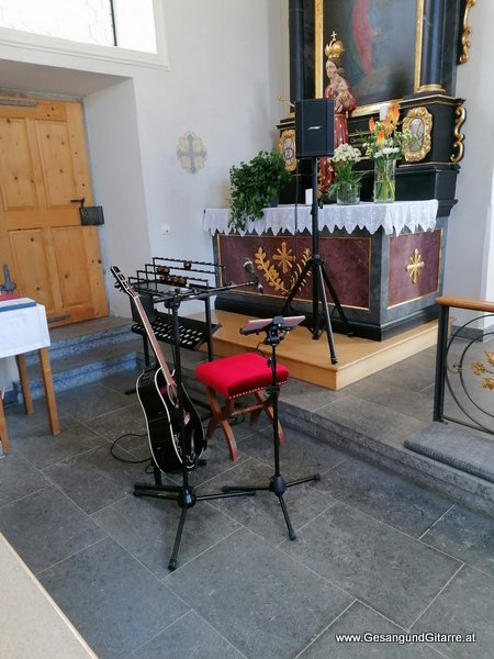 Blons Taufsängerin Sängerin mit Gitarre Taufe Musik Taufmusik Musikerin Gitarre Gesang Kirche Taufsängerin Vorarlberg www.gesangundgitarre.at Gesang Gitarre Yvonne Brugger