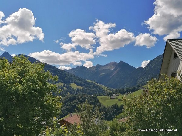 Blons Taufsängerin Sängerin mit Gitarre Taufe Musik Taufmusik Musikerin Gitarre Gesang Kirche Taufsängerin Vorarlberg www.gesangundgitarre.at Gesang Gitarre Yvonne Brugger