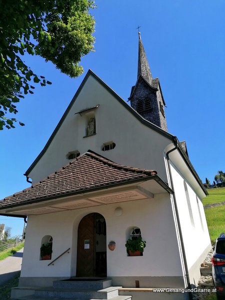 Batschuns Taufsängerin Sängerin mit Gitarre Taufe Musik Taufmusik Musikerin Gitarre Gesang Kirche Taufsängerin Vorarlberg www.gesangundgitarre.at Gesang Gitarre Yvonne Brugger