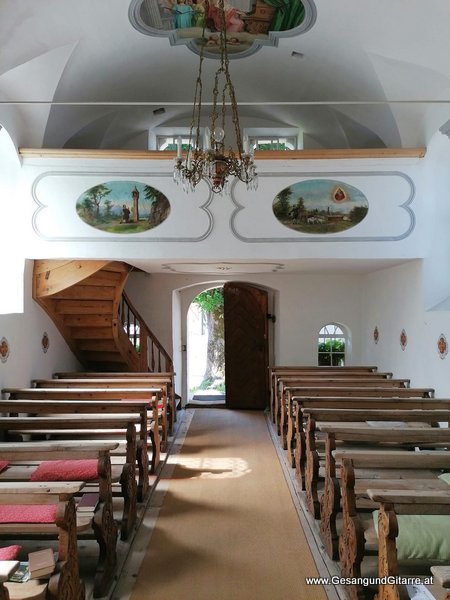 Batschuns Taufsängerin Sängerin mit Gitarre Taufe Musik Taufmusik Musikerin Gitarre Gesang Kirche Taufsängerin Vorarlberg www.gesangundgitarre.at Gesang Gitarre Yvonne Brugger