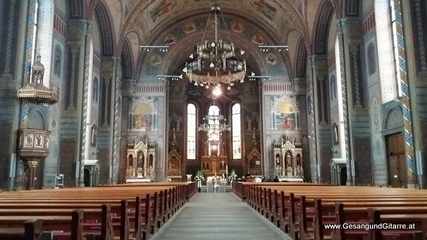 Musik Totenwache Dornbirn Sängerin mit Gitarre Vorarlberg Kirche