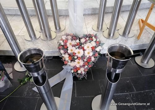 Sängerin mit Gitarre Musik Verabschiedung Begräbnis Beerdigung Vorarlberg Dornbirn