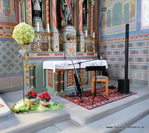 Musik Trauersängerin Sängerin mit Gitarre Vorarlberg Kirche Dornbirn Beerdigung Beisetzung Trauerfeier