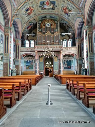 Musik Trauersängerin Sängerin mit Gitarre Vorarlberg Kirche Dornbirn Beerdigung Beisetzung Trauerfeier