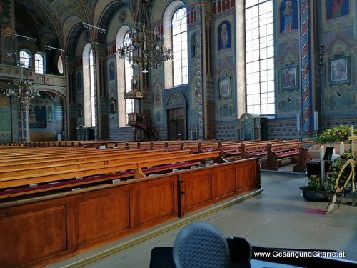 Musik Trauersängerin Sängerin mit Gitarre Vorarlberg Kirche Dornbirn Beerdigung Beisetzung Trauerfeier