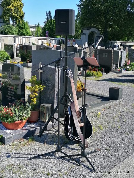 Friedhofskapelle Friedhofshalle Leichenhalle Bregenz Mariahilf Musik Trauerfeier Kirche Trauersängerin Sängerin mit Gitarre Vorarlberg Beerdigung Begräbnis Trauerfeier Verabschiedung Bregenz Vorarlberg www.gesangundgitarre.at yvonne brugger