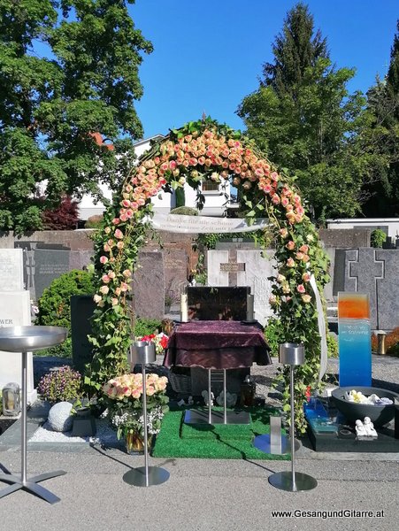 Friedhofskapelle Friedhofshalle Leichenhalle Bregenz Mariahilf Musik Trauerfeier Kirche Trauersängerin Sängerin mit Gitarre Vorarlberg Beerdigung Begräbnis Trauerfeier Verabschiedung Bregenz Vorarlberg www.gesangundgitarre.at yvonne brugger