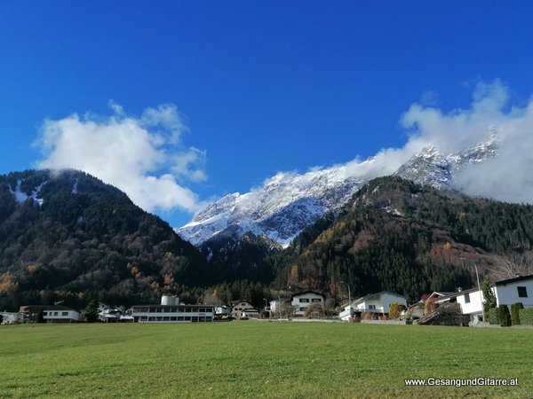 Vandans Musik Trauerfeier Kirche Trauersängerin Sängerin mit Gitarre Beerdigung Begräbnis Trauerfeier Verabschiedung Vorarlberg www.gesangundgitarre.at yvonne brugger