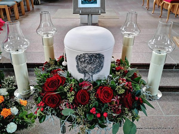 Vandans Musik Trauerfeier Kirche Trauersängerin Sängerin mit Gitarre Beerdigung Begräbnis Trauerfeier Verabschiedung Vorarlberg www.gesangundgitarre.at yvonne brugger