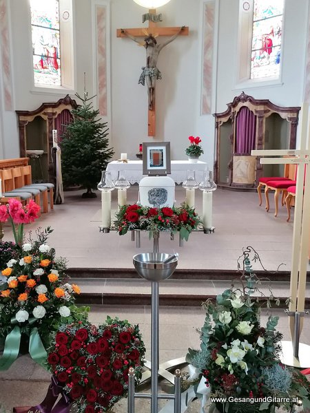 Vandans Musik Trauerfeier Kirche Trauersängerin Sängerin mit Gitarre Beerdigung Begräbnis Trauerfeier Verabschiedung Vorarlberg www.gesangundgitarre.at yvonne brugger