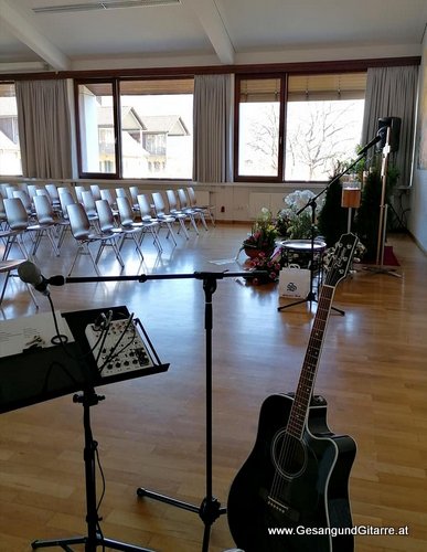 Sängerin mit Gitarre Vorarlberg Beerdigung Beisetzung Verabschiedung