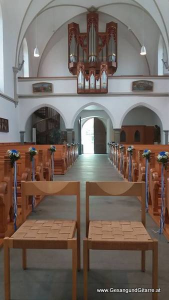 Hochzeitssängerin Sängerin mit Gitarre Yvonne Brugger Kirche musikalische Begleitung Vorarlberg