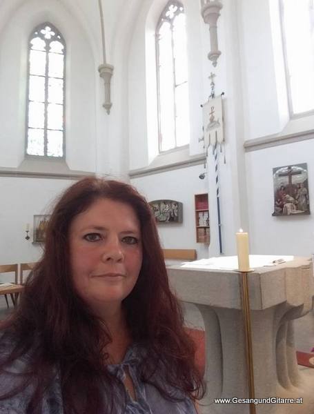 Hochzeitssängerin Sängerin mit Gitarre Yvonne Brugger Kirche musikalische Begleitung Vorarlberg