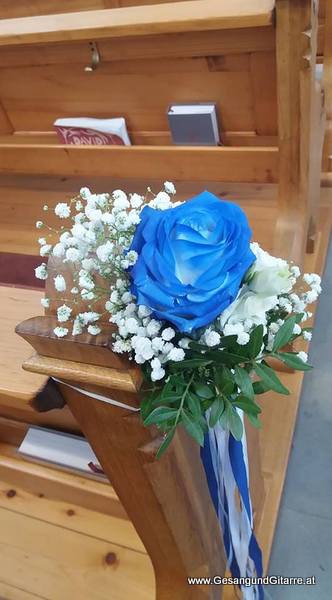 Hochzeitssängerin Sängerin mit Gitarre Yvonne Brugger Kirche musikalische Begleitung Vorarlberg