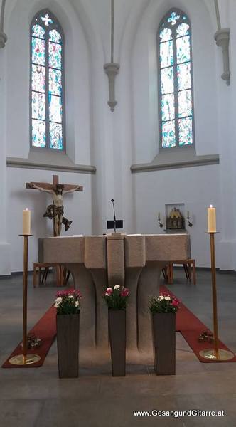 Hochzeitssängerin Sängerin mit Gitarre Yvonne Brugger Kirche musikalische Begleitung Vorarlberg