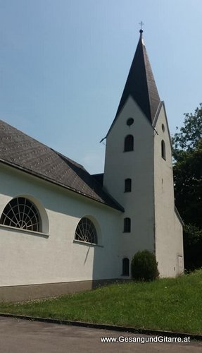 Sängerin Yvonne Brugger mit Gitarre Musik in Vorarlberg Trauung Heirat Hochzeit