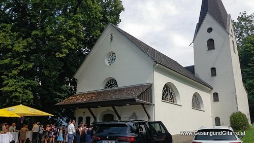 Sängerin Yvonne Brugger mit Gitarre Musik in Vorarlberg Trauung Heirat Hochzeit