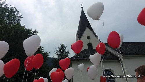 Sängerin Yvonne Brugger mit Gitarre Musik in Vorarlberg Trauung Heirat Hochzeit