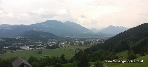 Sängerin Yvonne Brugger mit Gitarre Musik in Vorarlberg Trauung Heirat Hochzeit