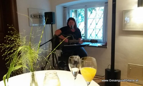 Sängerin Musik Vernissage Yvonne Brugger Vorarlberg Unterhaltung Hintergrundmusik Gitarre